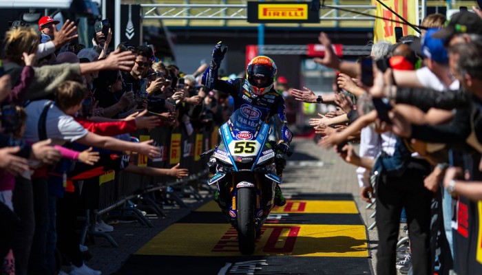 Toprak Razgatlioglu i Andrea Locatelli triumfuj� w Assen. Nicolo Bulega bez punkt�w i z ogromnym pechem