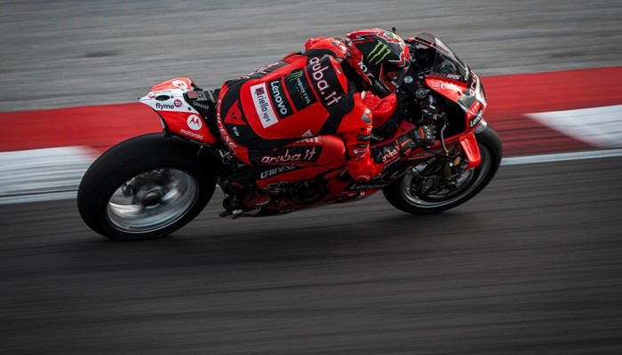 Nicolo Bulega wygrywa pierwszy wy�cig Superbike na torze Cremona. Razgatlioglu pokonany w�asn� broni�