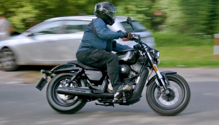 QJ Motor SRV12. Stylowy cruiser z silnikiem V2 na prawo jazdy B