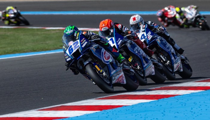 Stefano Manzi wygrywa drugi wycig Supersport na Magny-Cours. Szalona pogo za Canem Oncu