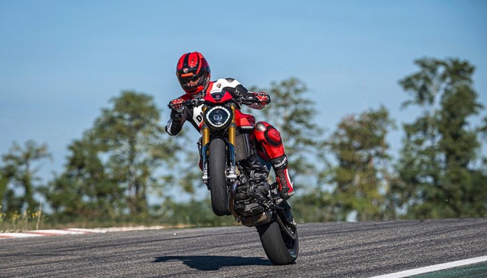Nowy Ducati Monster zadebiutuje 23 pa�dziernika. Kiedy i gdzie obejrze� premier� online?