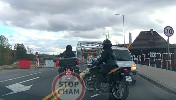 Peugeot kontra motocykli�ci