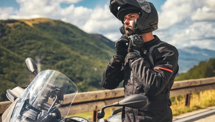 Kask motocyklowy Schuberth C5 ANC z aktywn��redukcj� szum�w. Nowy trend w�r�d producent�w