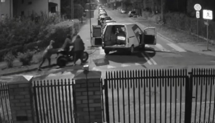 Zuchwa�a kradzie� motocykla w Legionowie, z�odziejom wystarczy�y 2 minuty. Jest nagranie