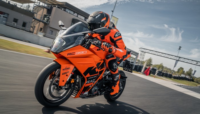 485525 MY23 KTM RC 390 1 PCS LEATHER SUIT Action EU Global z