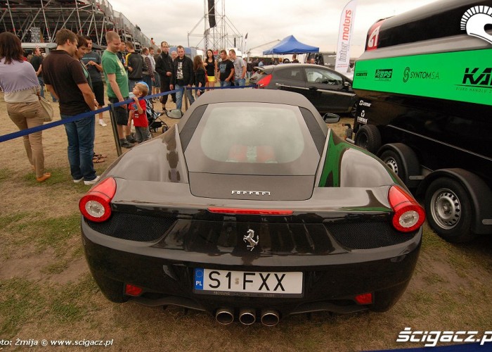 Czarne Ferrari