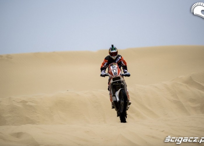 Wheelie na wydmach Dakar Rally 2013