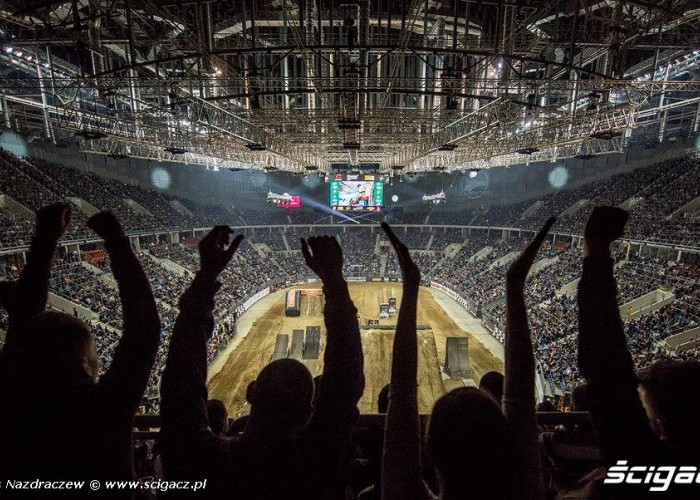 szal na trybunach Diverse Night Of The Jumps 2015 Krakow
