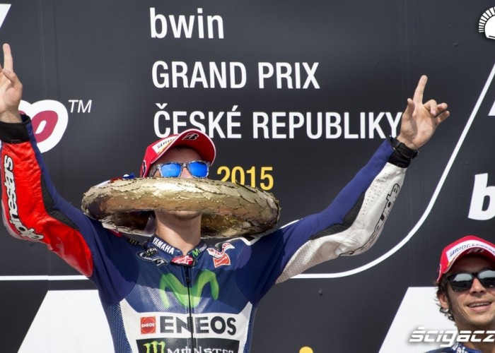 lorenzo na podium gp brno 2015