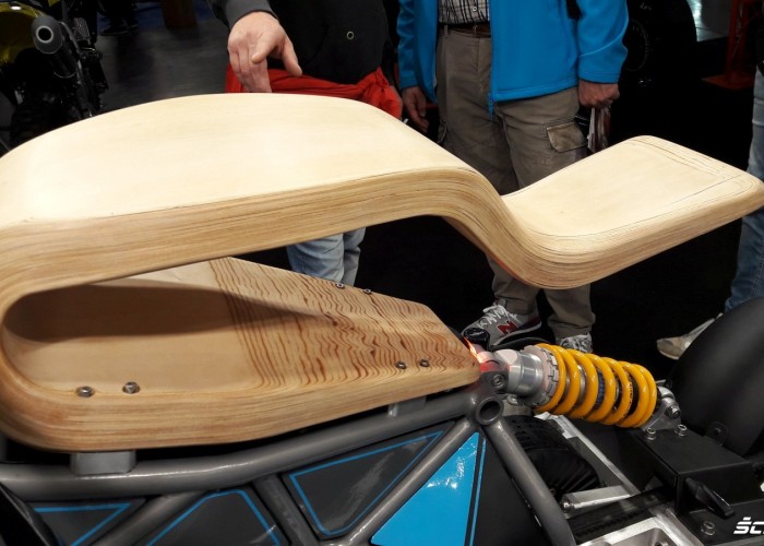 drewniane siedzenie motocyklowe