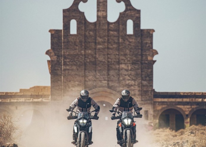 KTM 390 Adventure 2020 dwa motocykle kosciol