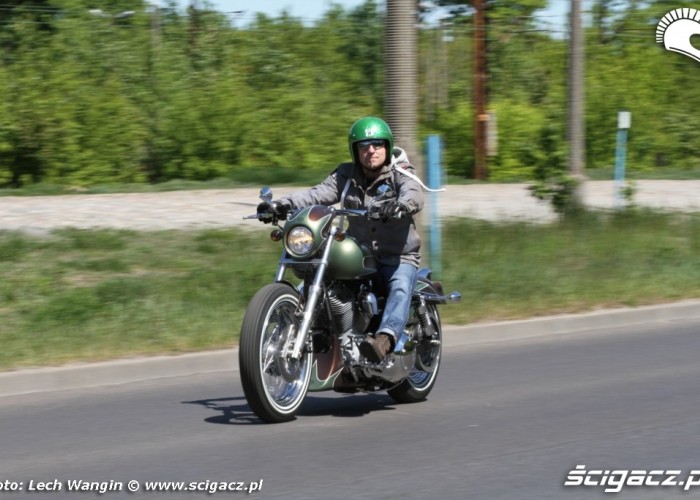04 Harley Davidson Dyna Super Glide Custom na drodze