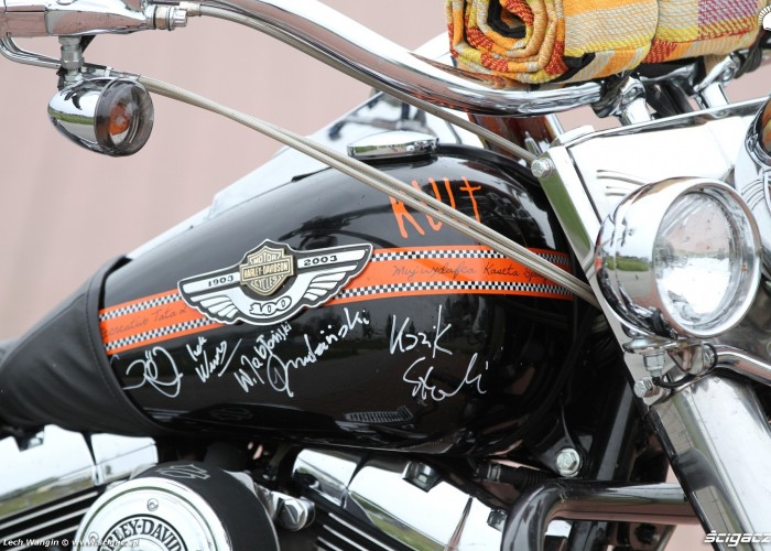 08 Harley Davidson zbiornik Kazik kult autografy