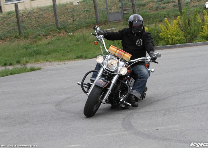 15 Harley Davidson Kazik custom jazda
