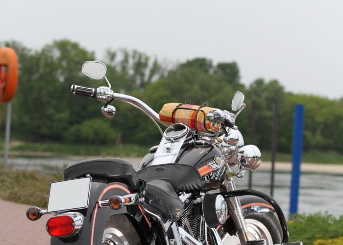 24 Harley Davidson Fat Bob Kazik postoj