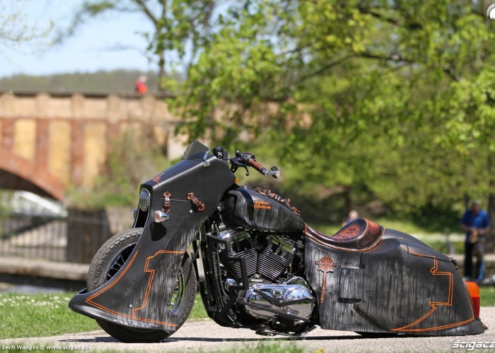 31 Harley Davidson Sportster 1200 Led Sled custom lewy bok