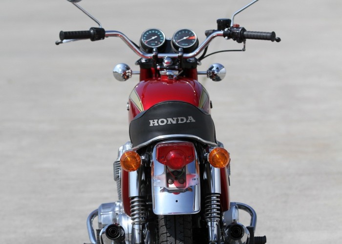 21 Honda CB 750 Four tyl