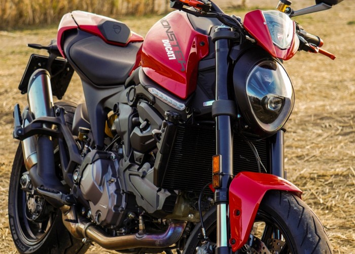 14 Ducati Monster Plus 2021 na farmie