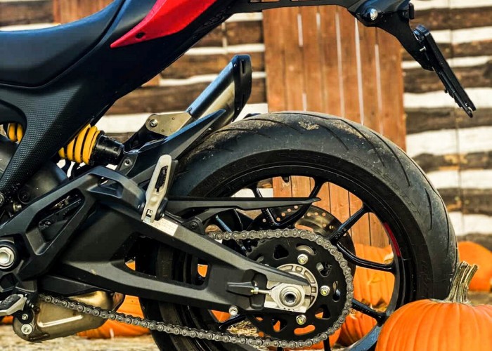 18 Ducati Monster Plus 2021 kolo naped