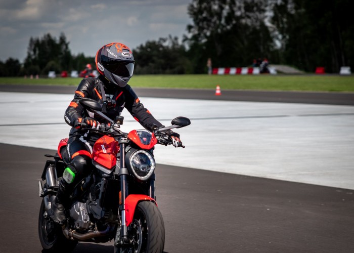 10 Testy prasowe Ducati Monster 2021