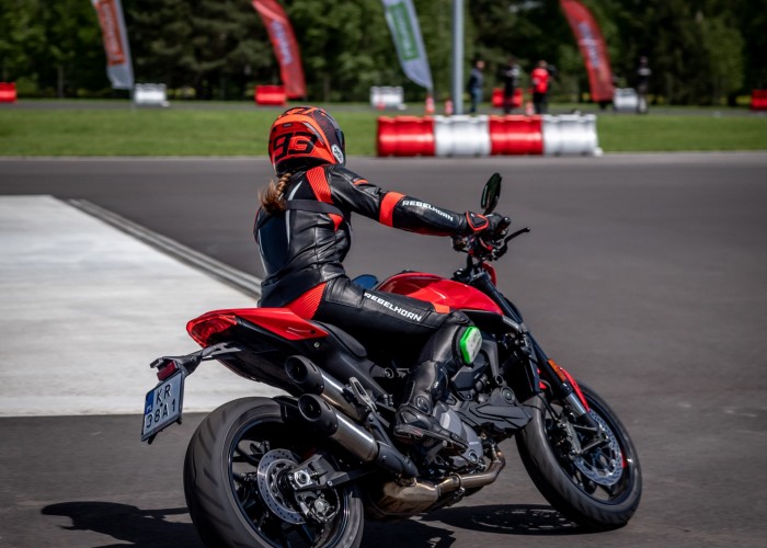 12 Testy prasowe Ducati Monster 2021