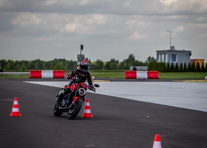 13 Testy prasowe Ducati Monster 2021