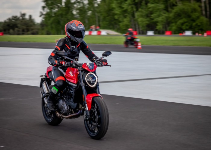 14 Testy prasowe Ducati Monster 2021