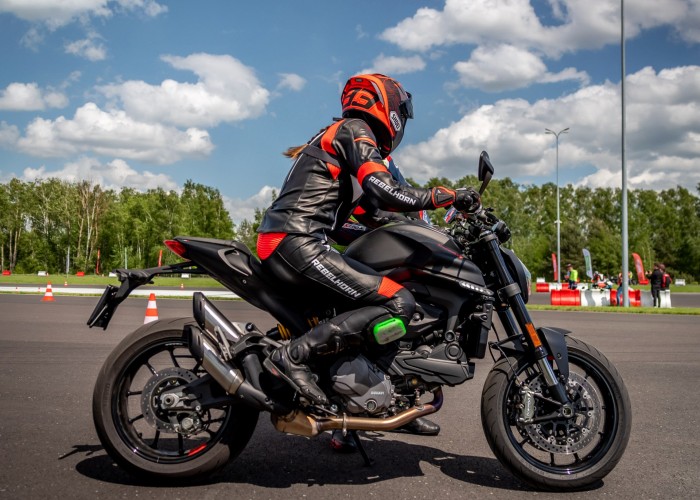 15 Testy prasowe Ducati Monster 2021