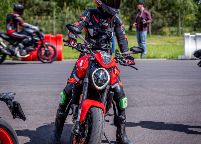 16 Testy prasowe Ducati Monster 2021