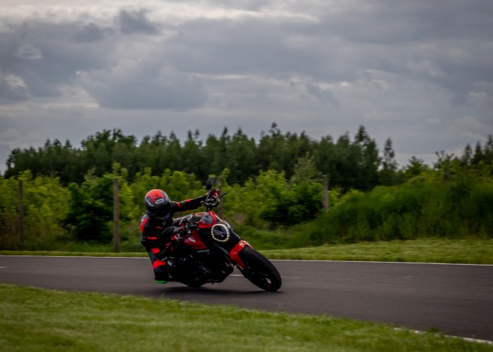 18 Testy prasowe Ducati Monster 2021