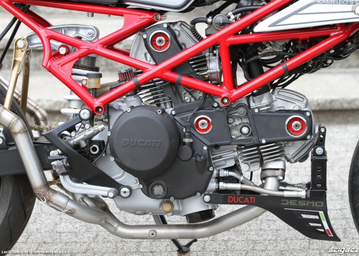 16 Ducati Monster 600 wersji custom silnik