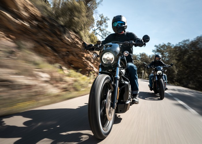 01 Harley Davidson Nightster 2022 jazda w grupie