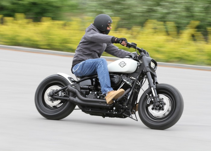 01 Harley Davidson Fat Bob custom na drodze
