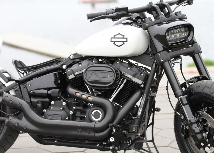 08 custom Harley Davidson Fat Bob z bliska