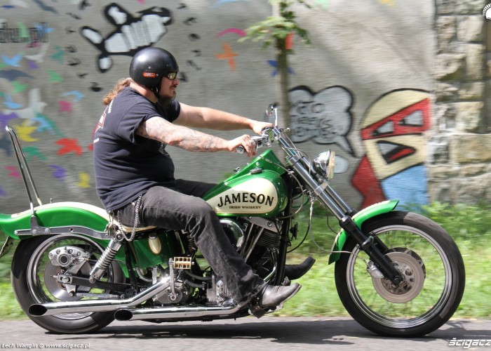 17 Harley Davidson Shovelhead custom podczas jazdy