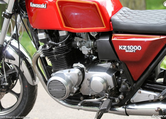 14 Kawasaki KZ 1000 ST z bliska
