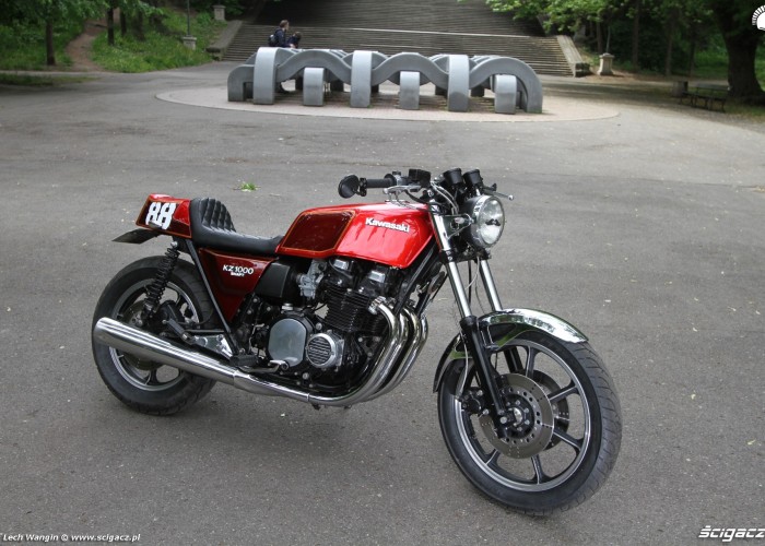 33 Kawasaki KZ 1000 ST