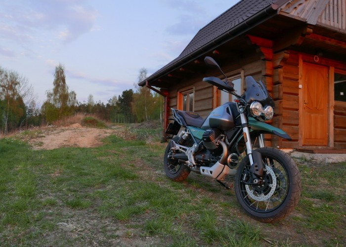 09 Moto Guzzi V85 TT przed chatka