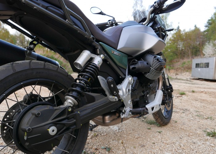 11 Moto Guzzi V85 TT 2022 zawieszenie