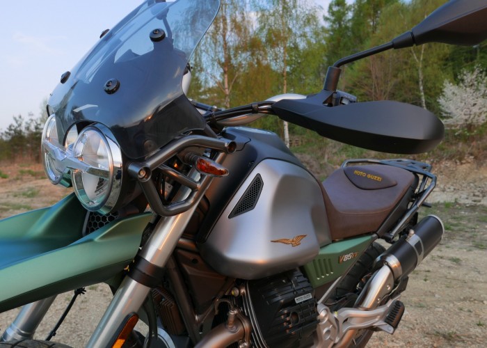 12 Moto Guzzi V85 TT 2022 z bliska