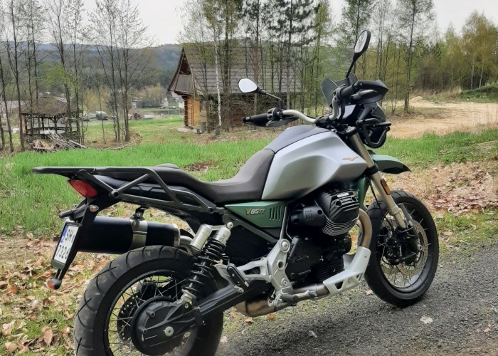 14 Moto Guzzi V85 TT w gorach