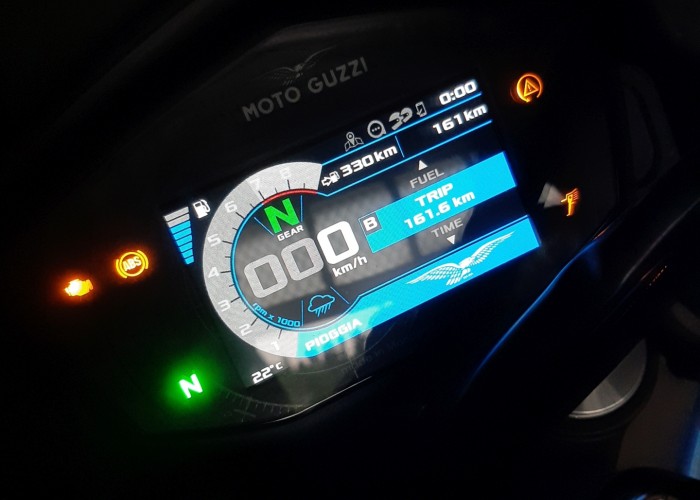 17 Moto Guzzi V85 TT 2022 zegary