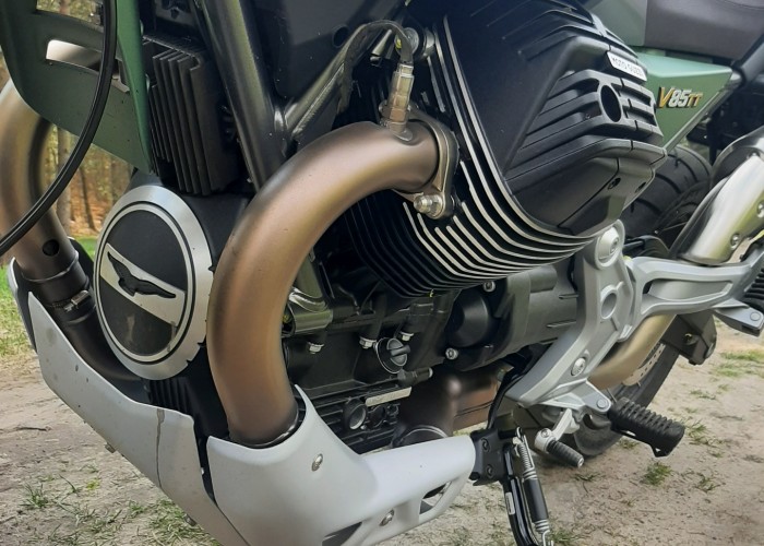 21 Moto Guzzi V85 TT 2022 silnik
