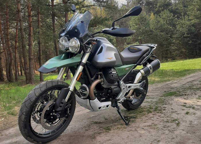 23 Moto Guzzi V85 TT w lesie