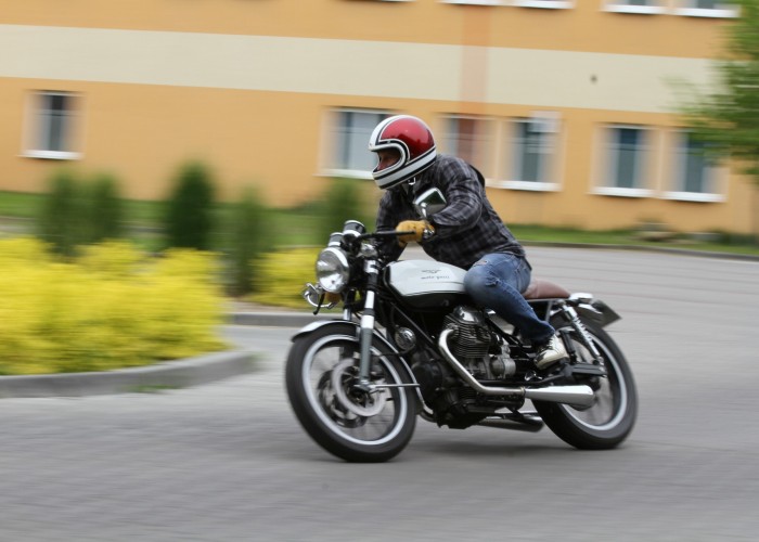 12 Moto Guzzi V35 Imola Cafe Racer custom na drodze