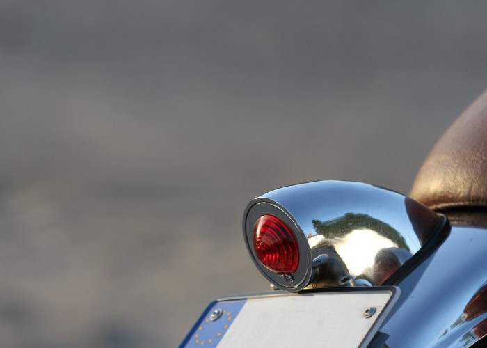 21 Moto Guzzi V35 Imola Cafe Racer swiatlo