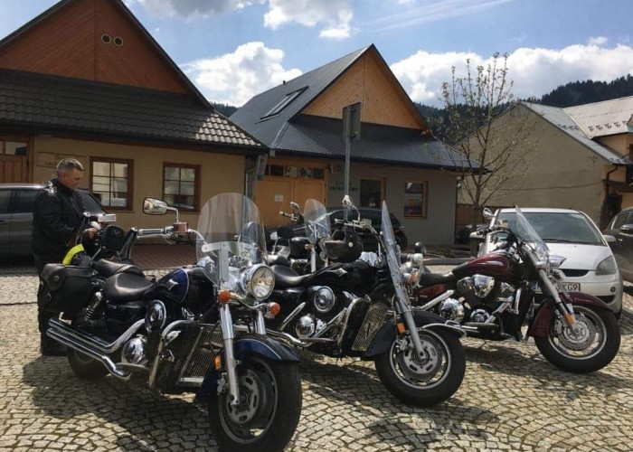 10 motocykle parking