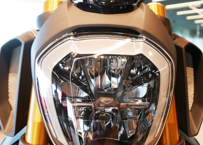 Ducati Diavel 1260 S Black Steel reflektor przod