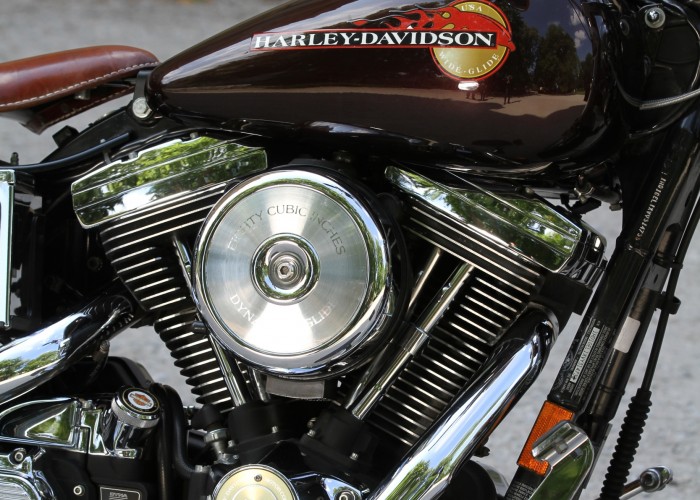 19 Harley Davidson Dyna Wide Glide silnik v