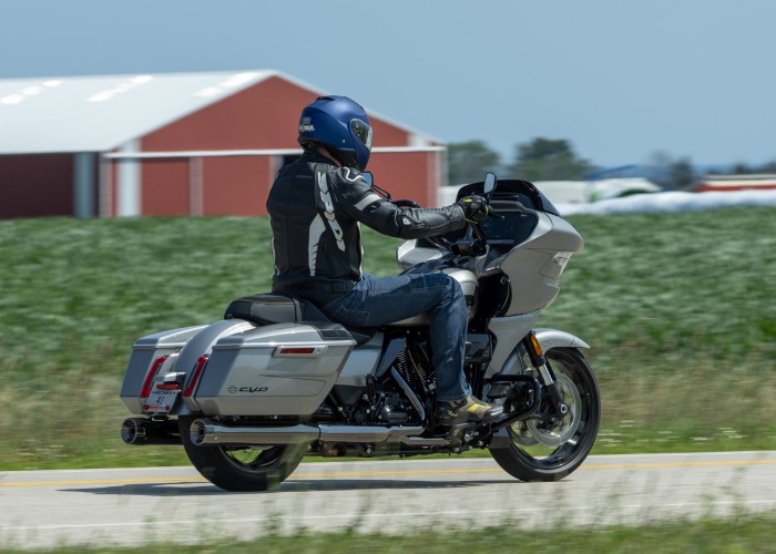 16 test motocykla Harley Davidson Road Glide CVO
